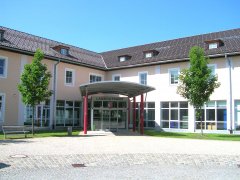 Haupteingang des Landratsamtes Bad Tölz-Wolfratshausen