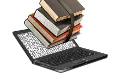 Laptop und Bücher