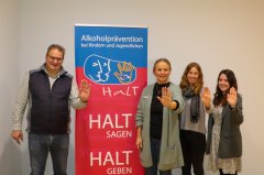 Das HaLT-Team Bernadett Sappl, Sarah Kerske und Manuela Köhler mit Schirmherr Landrat Josef Niedermaier